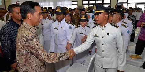 Presiden jokowi memutuskan akan beri bantuan dana sebesar rp 600 ribu per bulan kepada pegawai yang memiliki gaji di bawah rp 5 juta. Gaji Pegawai Dishub Bandung 2019 : Pns Bandung Berkinerja ...