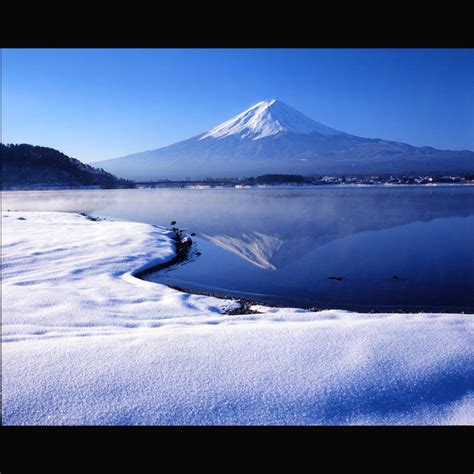In addition, more than 70 percent of the country is occupied by mountains. Lake Kawaguchiko - LIVE JAPAN (Japanese travel, sightseeing and experience guide)