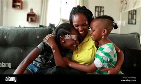 Madre Africana Abrazando Hija Adolescente Y Hijo Pequeño Etnia Negra