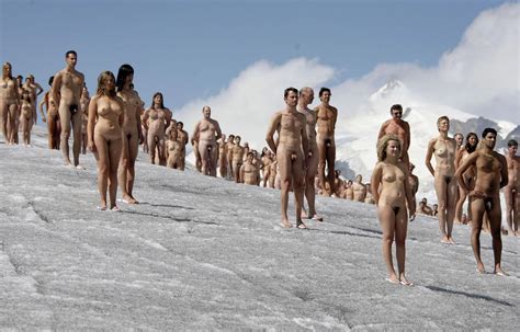 The Naked World Of Spencer Tunick Nsfw Shoot The Centerfol Daftsex Hd