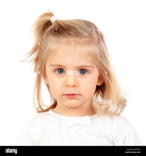 Jolie petite fille blonde aux yeux bleus isolé sur fond blanc Photo