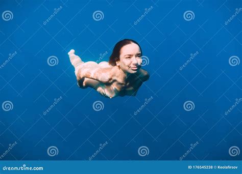 Mujer Delgada Desnuda Posando Bajo El Agua En Un Oc Ano Azul
