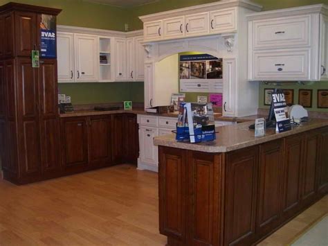 Homeadvisor's kitchen cabinet cost estimator lists average price per linear foot for new kitchen cabinets range widely from $100 to $1,200 per linear foot. Menards Cabinet Brands