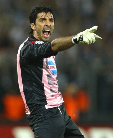 Somos uma fornecedora de combustíveis que busca suprir a vida com produtos certificados, relações duradouras e diversos benefícios que incentivam a mobilidade e valorizam a convivência. Torhüterduell: Neuer vs. Buffon - manager magazin