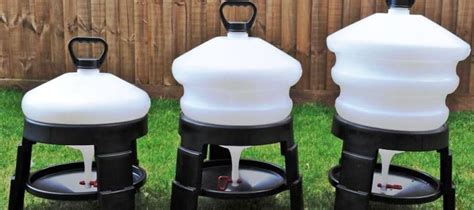 Il peut être en acier émaillé, en inox ou en acier galvanisé. Abreuvoir à poules : les meilleurs modèles | Jardingue