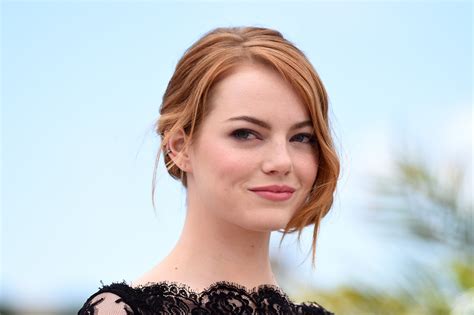Emma Stone Just Wore A Bouquet Of Real Roses In Her Hair Glamour