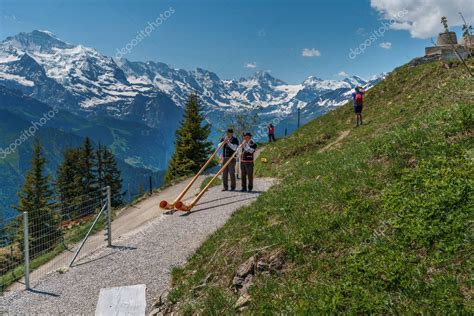 Dos Tipos Que Están Tocando El Cuerno Alpino Para Dar La Bienvenida A