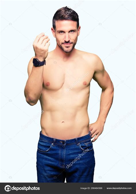 Hombre Guapo Sin Camisa Mostrando Pecho Desnudo Haciendo Gesto Italiano Fotograf A De Stock