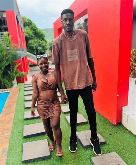 “long Distance Relationship” Reactions As Photos Of Very Tall Man And His Short Wife Go Viral