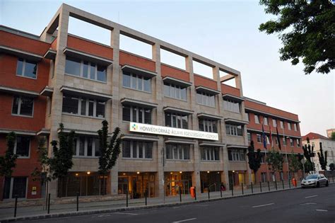 Disputa sus partidos en el simon jános kosárlabda csarnok , con capacidad para 1,200 espectadores. Rendkívüli értekezlet a Honvéd kórházban, veszélyben a ...
