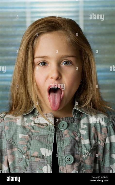 Nahaufnahme Eines Mädchens Ihre Zunge Heraus Stockfoto Bild 29020397