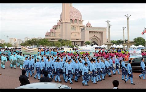 Ceramah maulidur rasul oleh ustaz abdullah khairi haji harun di masjid jamek madinatul ilmi malam cinta rasul bersama habib syech bin abdul qodir assegaf di pagoh muar malaysia. Sambutan Maulidur Rasul 2014 | Foto | Astro Awani