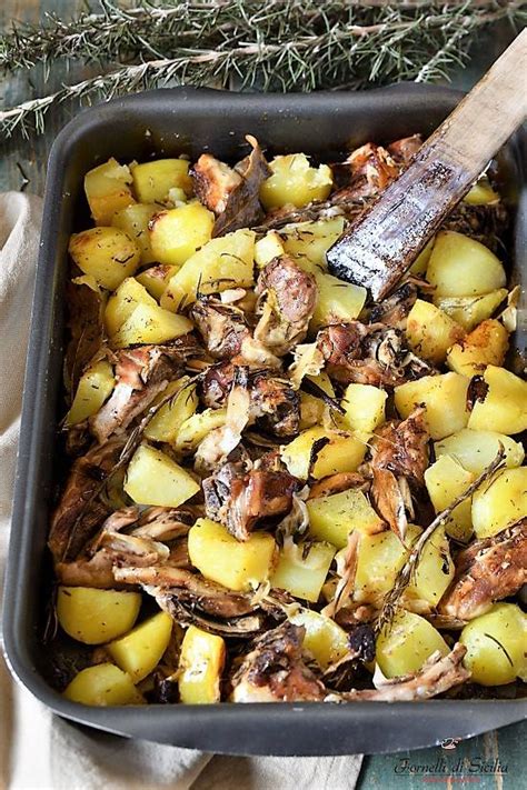 100 grammi di carne di capretto contengono qualcosa come 122 kcal.il 62%. Capretto al forno con patate e cipolle | Fornelli di Sicilia
