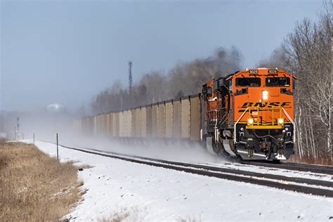 Bnsf 9029 Westbound Coal Empties Kicking Up Some Snow As T Flickr