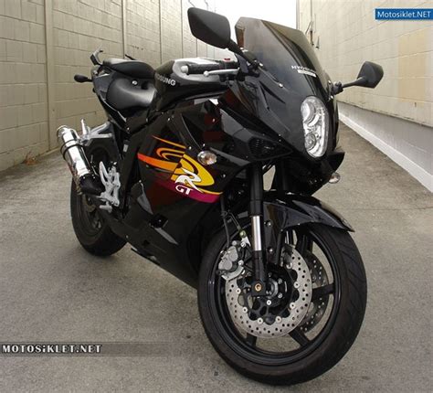 It shares many parts with its larger displacement siblings and it came in two flavours: 2011 Hyosung GT250R Fotoğraf Galerisi