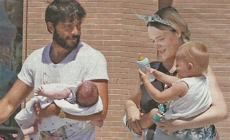 Scopriamo meglio insieme chi è il bellissimo attore di film e fiction amato in tutta italia oggi vogliamo. Marco Bocci papà a tempo pieno: biberon e coccole al ...