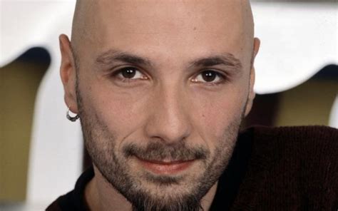 In ricordo di alex baroni, grande voce soul della nostra musica negli anni novanta, ripercorriamo insieme la sua carriera. Alex Baroni, 19 anni fa la morte: il ricordo di Giorgia