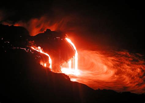 Photos And Video Kilauea Volcano Lava Flow In Hawaii Nears Homes