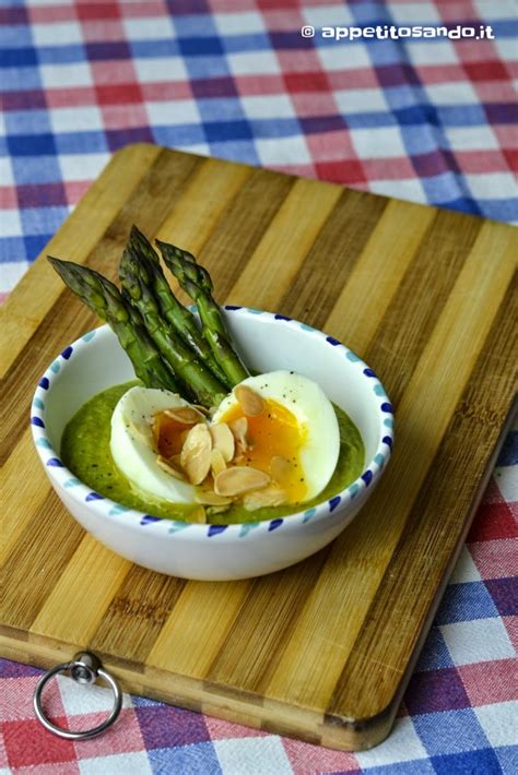 Immergete un uovo in acqua bollente, cuocetelo per 5 minuti. Uovo barzotto su crema di asparagi e mandorle - Appetitosando