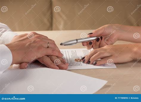 Documentos De Firma Del Divorcio De La Esposa Y Del Marido Anillo De