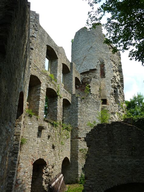 Continuously overseen by our maîtres chocolatiers. Burg Neuhaus • Burg » outdooractive.com