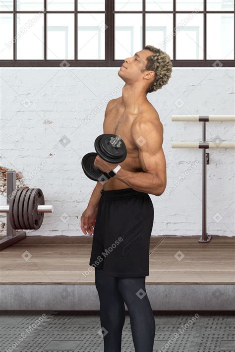 Фото Мужчина поднимает тяжести в тренажерном зале