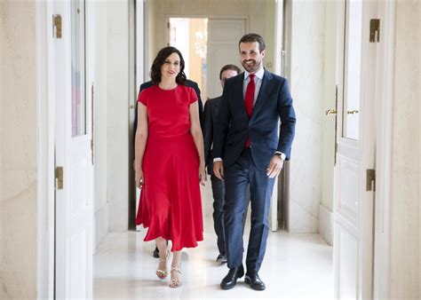 Díaz ayuso es la tercera mujer que ocupa la más alta responsabilidad en la autonomía madrileña. Casado y Díaz Ayuso piden movilizarse contra "la izquierda ...