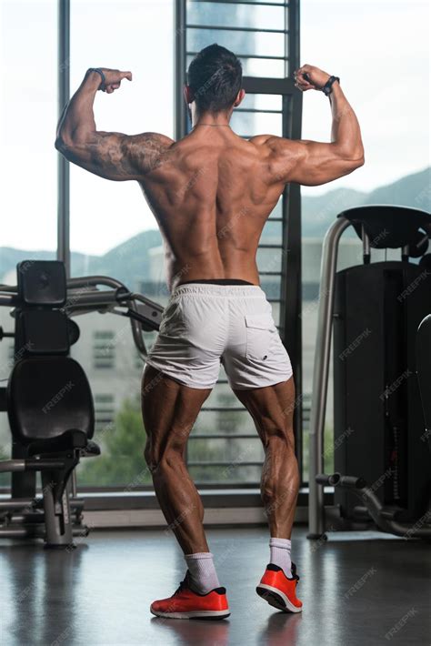 Hombre Musculoso Flexionando Los Músculos De La Espalda Pose Foto Premium