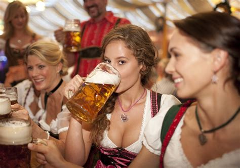 【動画あり】ドイツのビールイベントの女の子、外でhしてしまうww ポッカキット