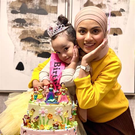 Kebetulan selama ini ia sering main catur dengan suamiku. Tak Bagi Panggil 'Mummy' Dan 'Mama', Mawar Karim Jawab ...