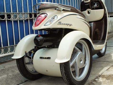 Motor roda tiga ini disebut memiliki keunggulan berupa grip roda depan yang lebih besar karena ada dua roda di depan. Oracle Modification Concept: HONDA SCOOPY FI Roda 3 ...