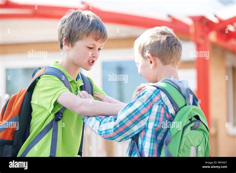Zwei Jungen Kämpfen Im Schulhof Stockfoto Bild 91312067 Alamy
