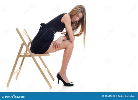 muchacha rubia joven que se sienta en una silla foto de archivo imagen de hembra sensualidad