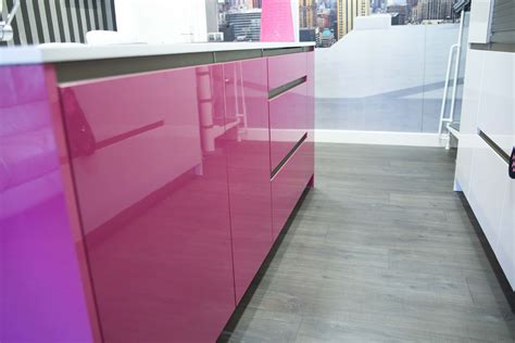 Consulenza e servizio rapido di consegna ed installazione. Cocina moderna en color Fucsia (con imágenes) | Cocinas ...