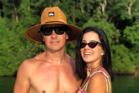 MidiaNews Rodrigo Faro posa de sunga ao lado da esposa e volume abala fãs