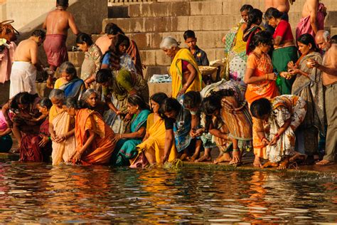 Indien → ganges → level 1 (rrrteei). Morgendliche Waschung im Ganges in Varanasi, Indien Foto ...