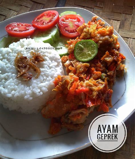 Kini ayam geprek telah menjadi hidangan populer yang dapat ditemukan di hampir semua kota besar di indonesia. Resep dan Cara Membuat Ayam Geprek Sambel Bawang - RESEPXYZ