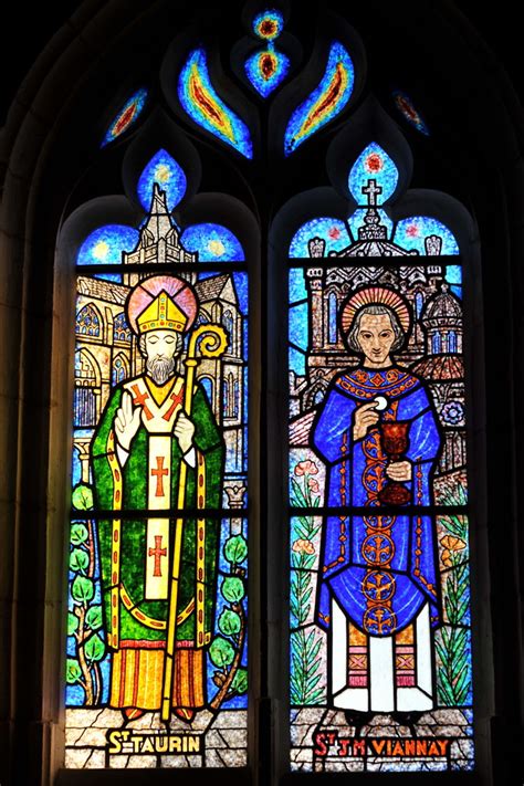 Le chemin de croix de l'église est l'œuvre du sculpteur jordi bonet et le vitrail fut créé par le verrier français gabriel loire. St-Taurin, St Jean-Marie Vianney - Eglise de Sainte-Marthe ...