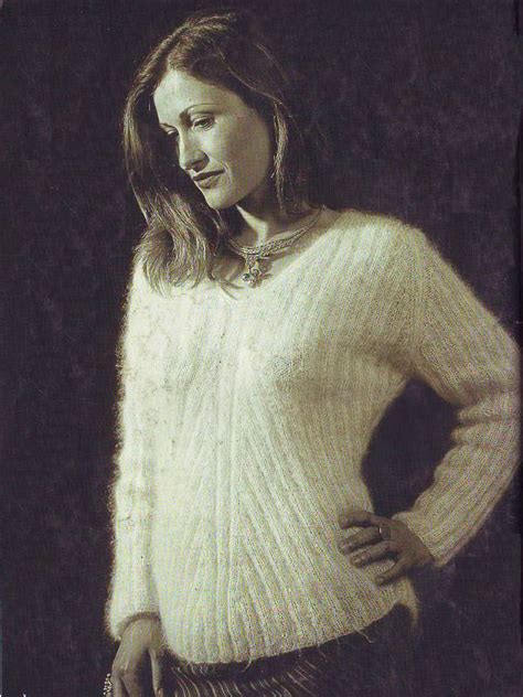 Un article haut de gamme et made in italy. Fiche Tricot Tourterelle : Pull col V en laine Mohair et ...