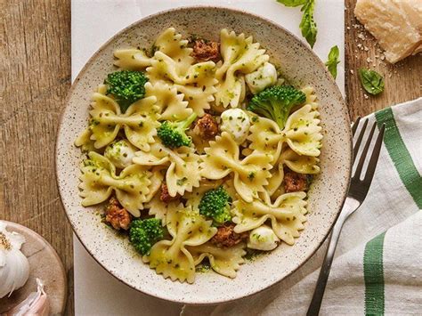 In a large skillet over medium heat, heat oil. Bow Ties with Broccoli, Pesto & Sausage | Recipe | Barilla ...