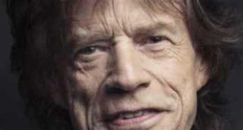 Nacido el 26 de julio de 1943 en dartford (condado de kent, inglaterra), mick es hijo del profesor de educación física basil joseph jagger, de origen eslavo —conocido, además, por ser una de las personas que ayudó a popularizar el baloncesto en la isla— 6 y de la ama de casa australiana eva scutt. Mick Jagger on new Stones tour, Aretha, acting and Grammys ...