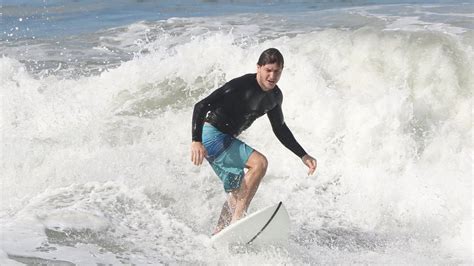Klebber Toledo Surge Sem Camisa Em Dia De Surfe E Corpo Musculoso Chama Aten O