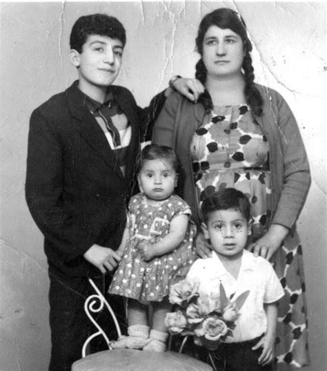 Müslüm gürses, orhan gencebay, i̇brahim tatlıses ve ferdi tayfur'un en sevilen şarkıları bu radyoda. Ünlülerin eski fotoğrafları Müslüm Gürses'in gençlik ...