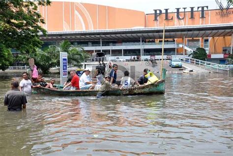 Banjir kadangkala menjadi momok yang menakutkan. Gilang Damar Mukti: Ciri ciri dan contoh teks eksplanasi ...