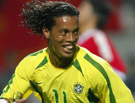 Ronaldinho gaucho no es solo un jugador de fútbol, es el ídolo de millones de aficionados que ven en él la encarnación del jogo bonito brasileño, del ronaldinho no olvida ni sus sencillos orígenes ni la temprana muerte de su padre cuando él tenía ocho años. The Legend Of The Football Ronaldinho - Hatko Sport