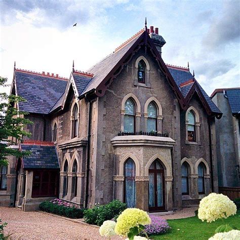 Gothic Homes So Gorgeous We Wouldnt Mind If They Were Haunted