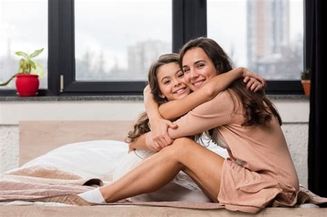 Hija Y Madre Abrazándose Foto Gratis