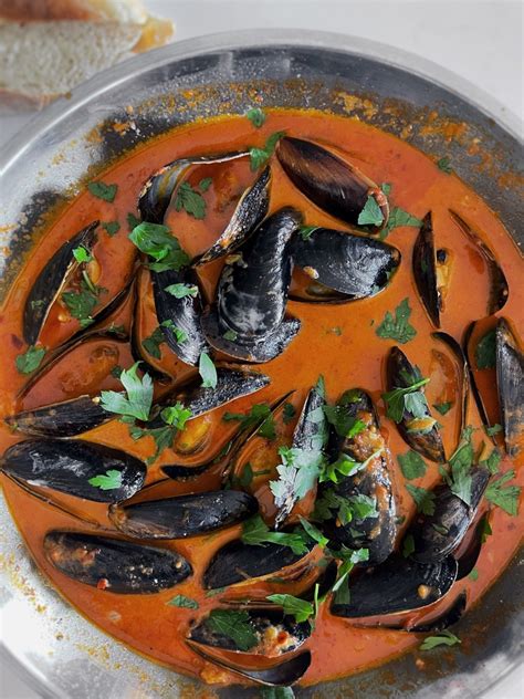 Mussels In Spicy Garlic Tomato Sauce