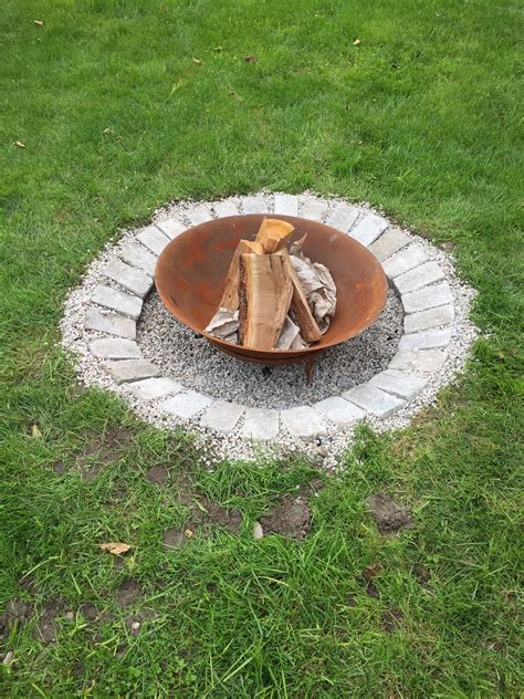 Nun ist die frage ob das rechtlich gesehen erlaubt ist , am boden liegende äste aus dem wald mitzunehmen, oder zählt das schon unter diebstahl ? Feuerstelle im Garten | Feuerstelle garten, Garten, Garten ...