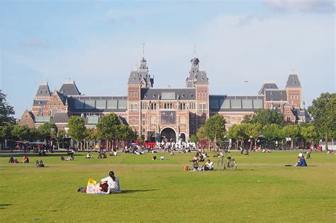 ✓ informatie over vrije parkeerplaatsen, tarieven en openingstijden. Museumplein - Wikipedia